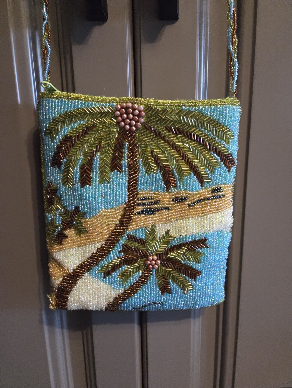 BEADED CROSSBODY PURSE OF BEACH DESIGN AND KEY CHARM